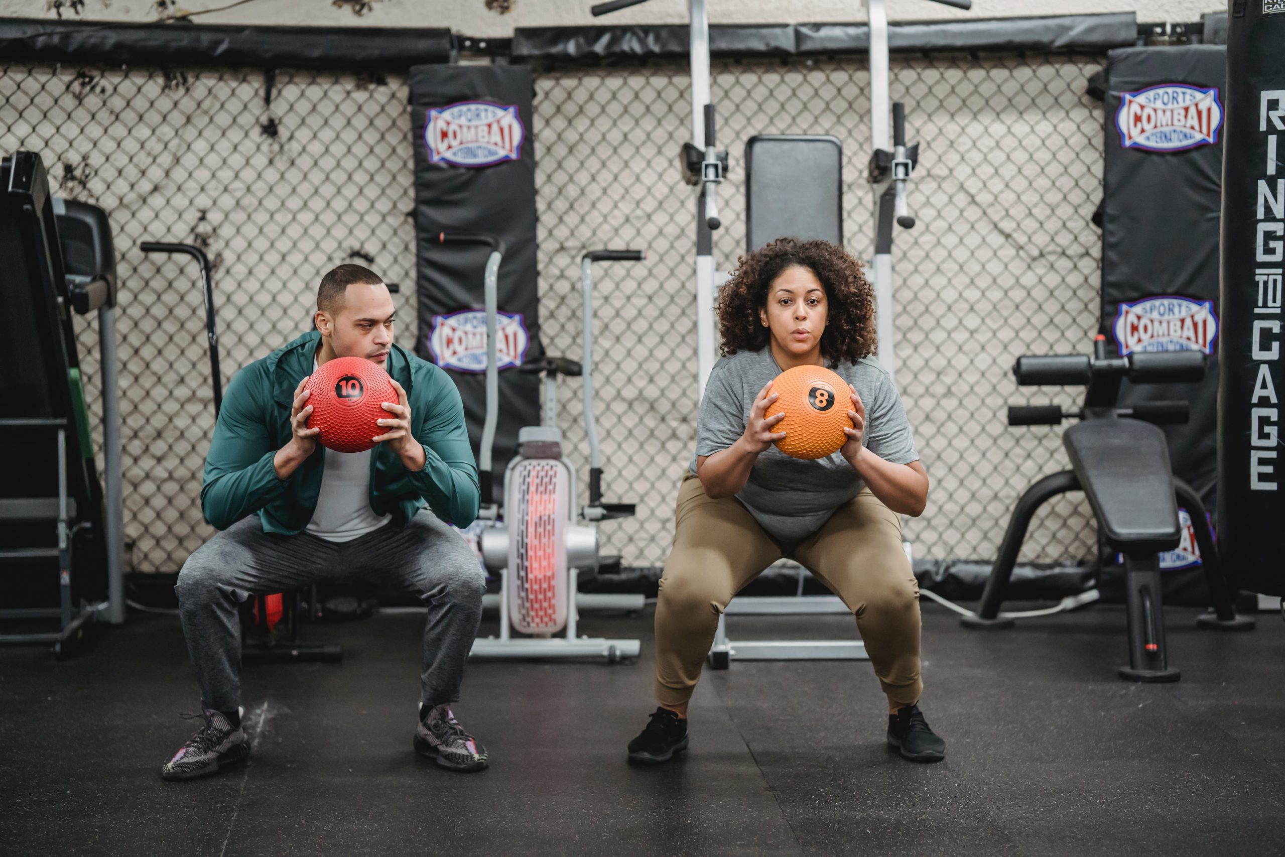 Trainer en vrouw doen een squat