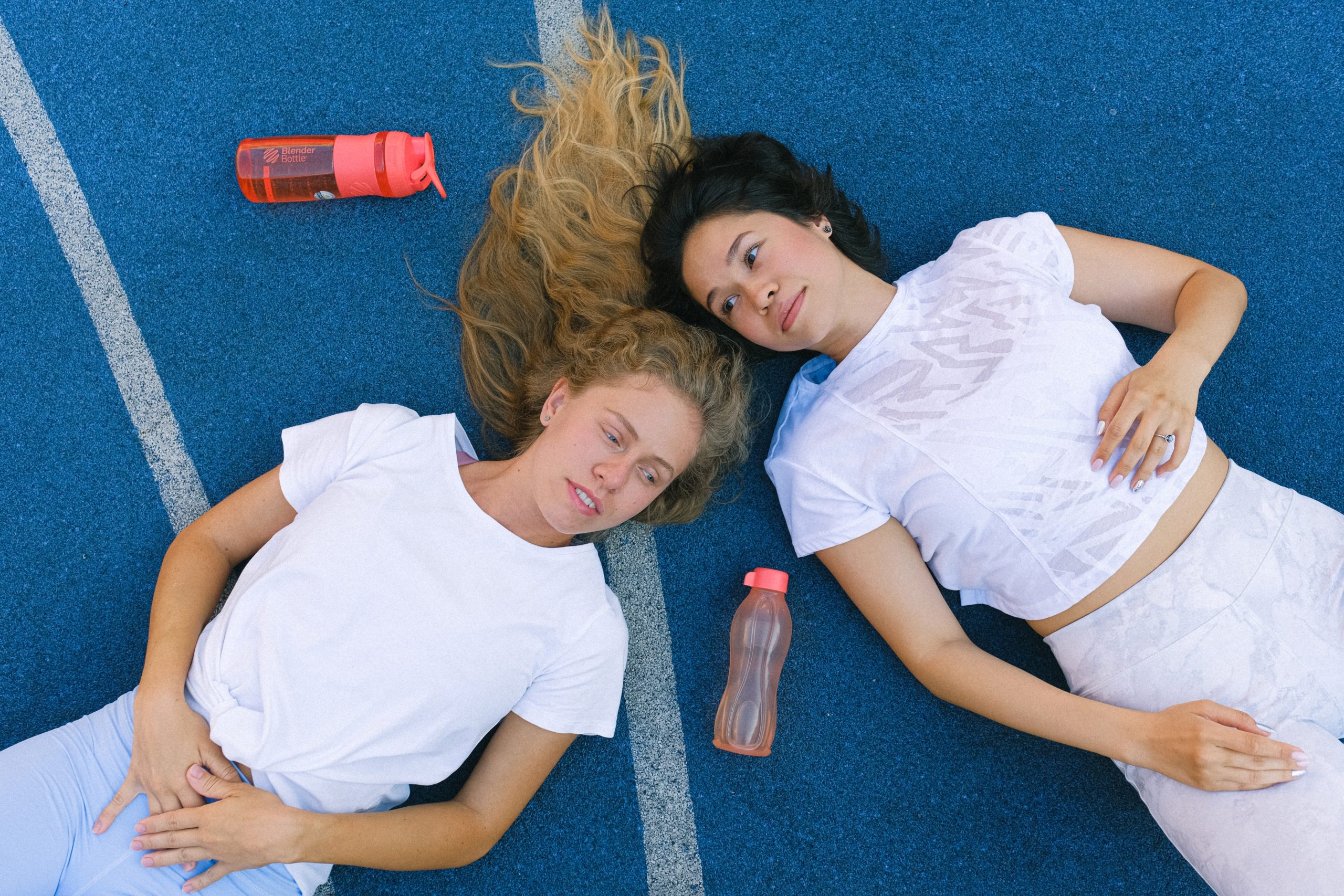 Twee vrouwen uitgeput na het trainen