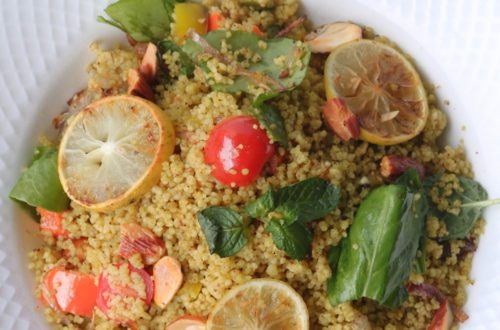 Een bord quinoa met groenten