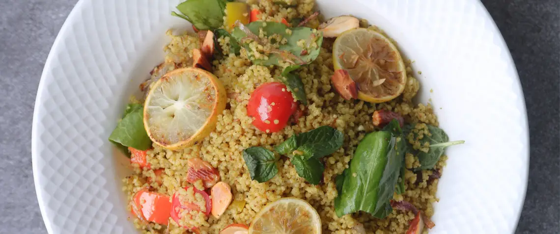 Een bord quinoa met groenten