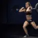 Vrouw doet split squat