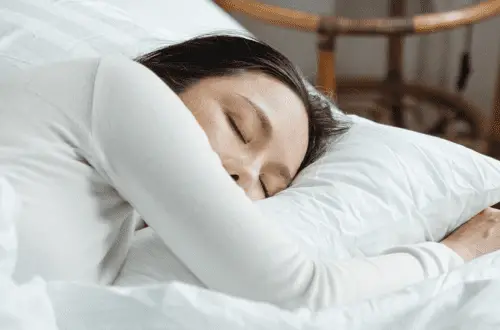 Vrouw aan het slapen in bed
