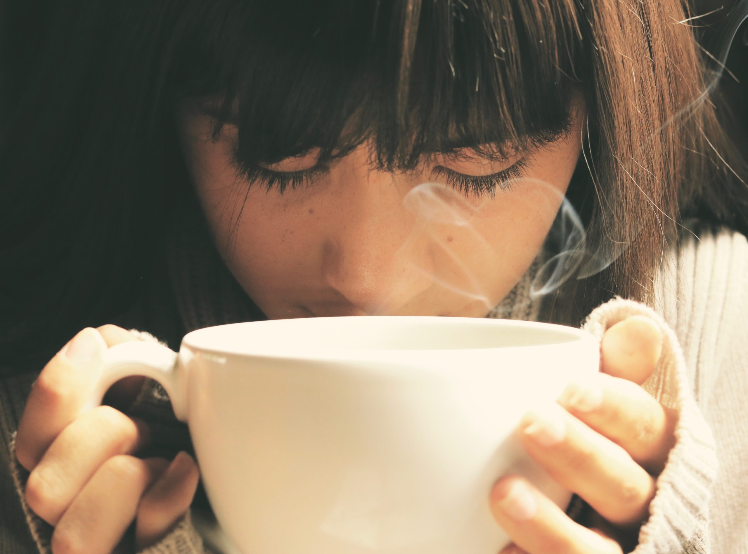 Vrouw ruikt aan haar koffie