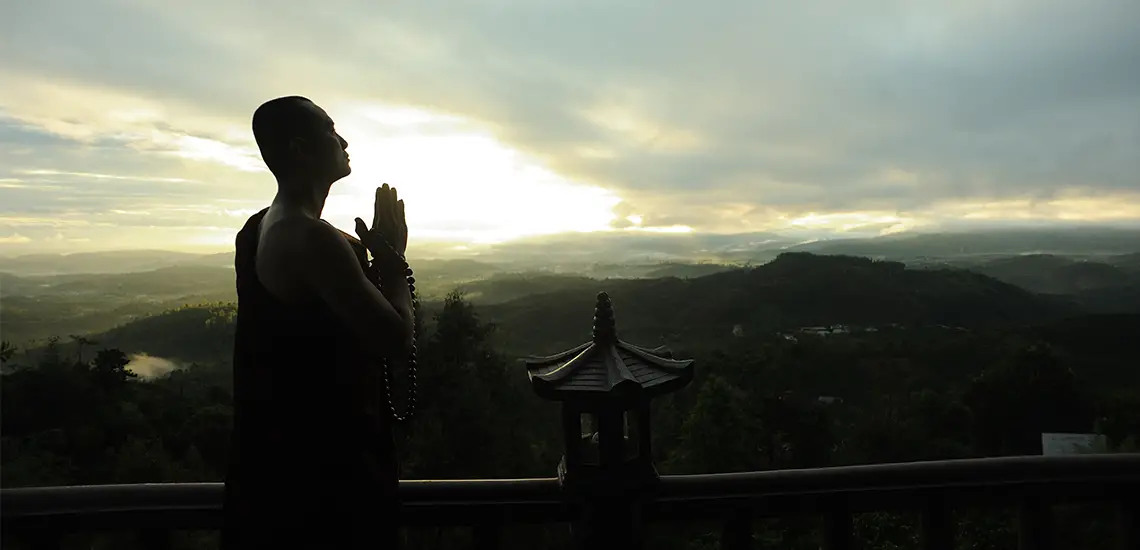 Boeddhist aan het bidden
